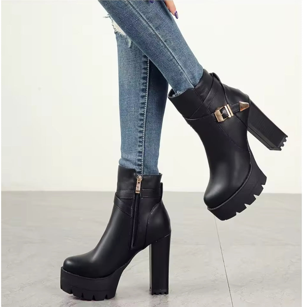 STIVALI CON TACCO ALTO