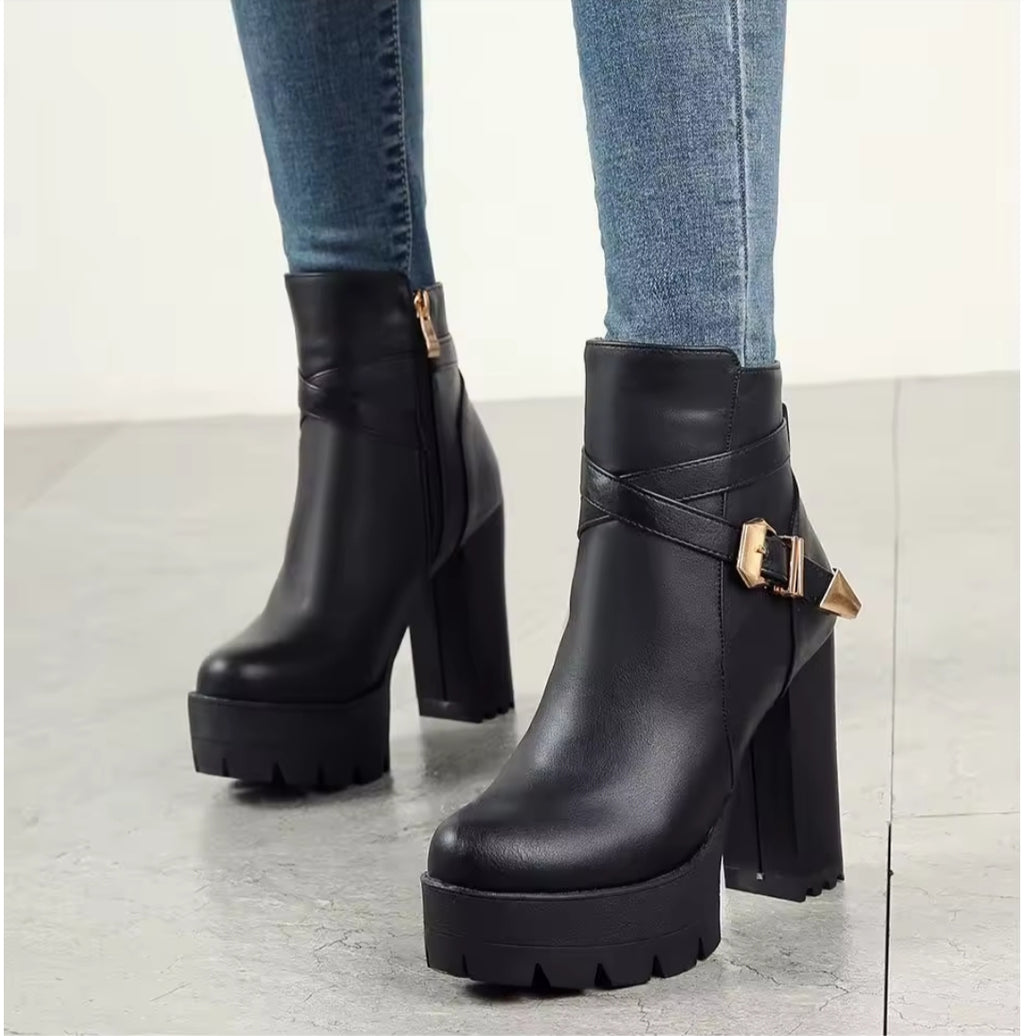 STIVALI CON TACCO ALTO