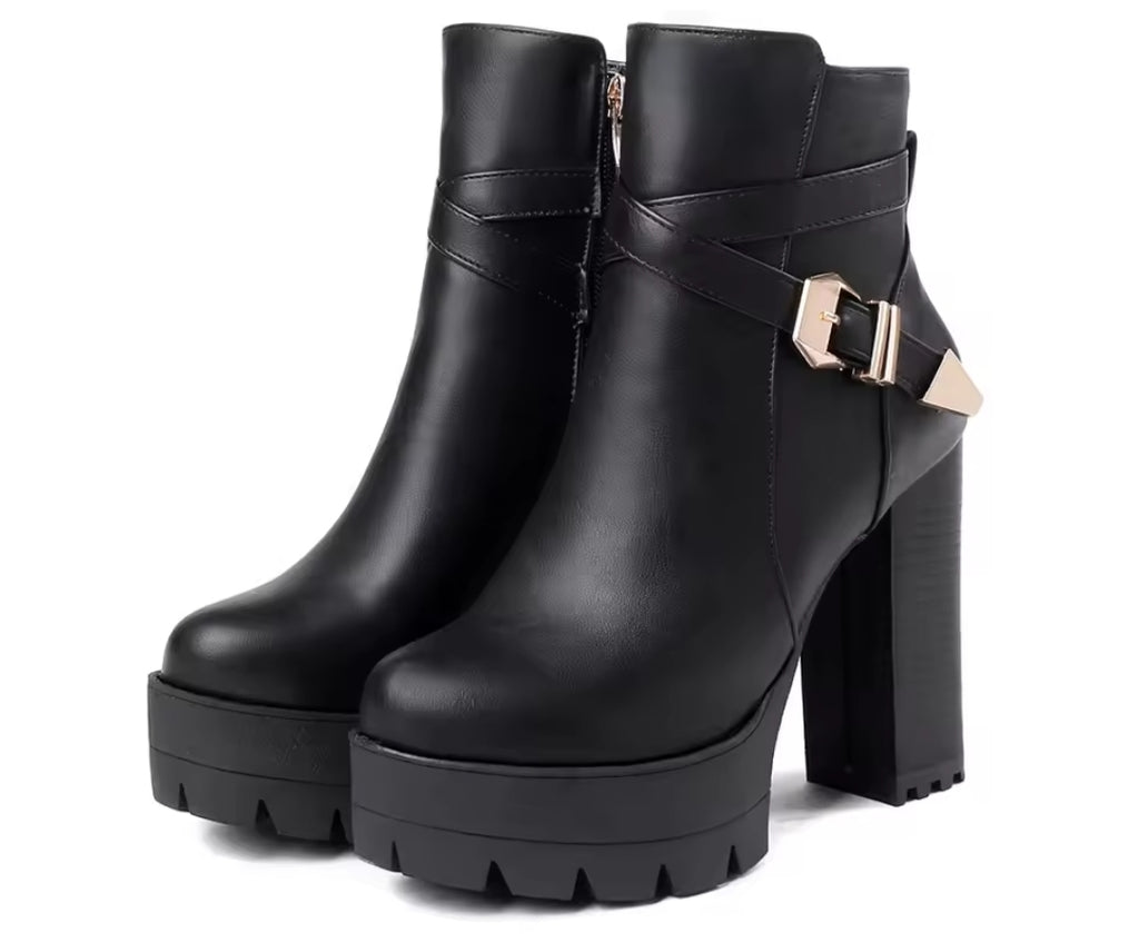 STIVALI CON TACCO ALTO