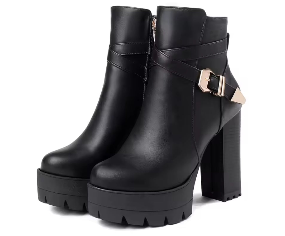 STIVALI CON TACCO ALTO