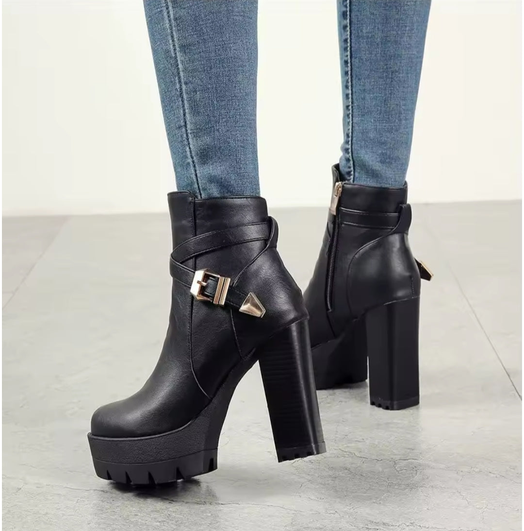 STIVALI CON TACCO ALTO